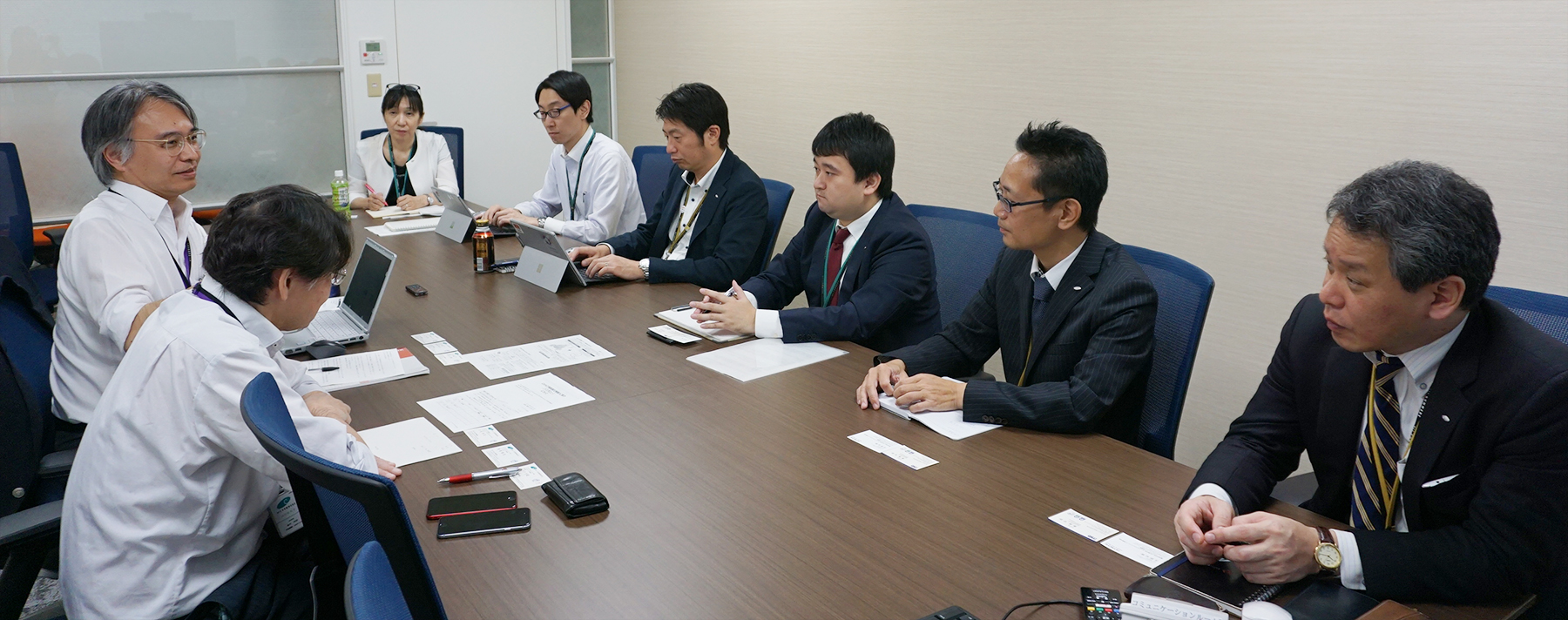 1部の様子　右手前から：長谷川氏，飯塚氏，小松氏，有馬氏，立木氏 ，古中氏，藤瀬氏，吉野氏