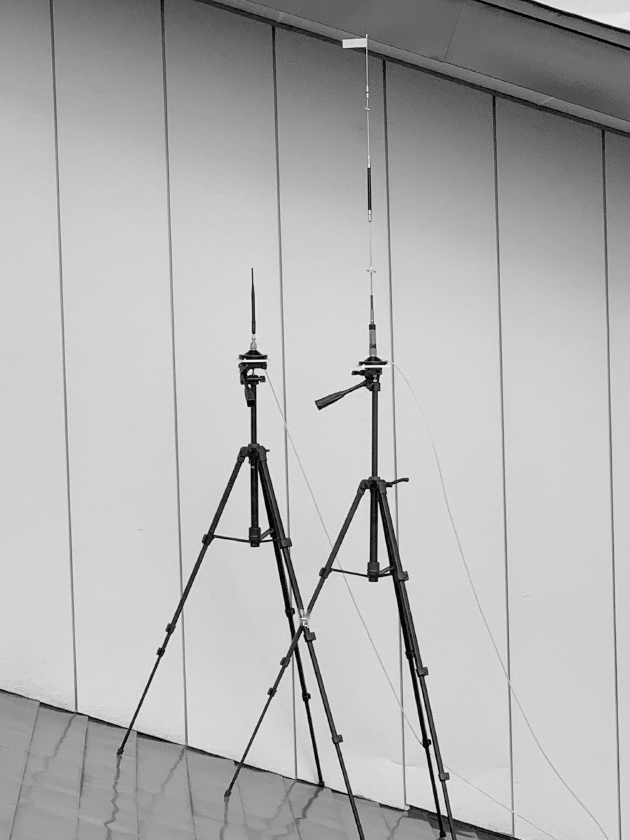 1/2 λ モノポールアンテナ（左）と5/8 λ 4段C-Loadノンラジアルアンテナ（右）　1/2 λ monopole antenna (left) and 5/8 λ 4 step C-Load non-radial antenna (right).