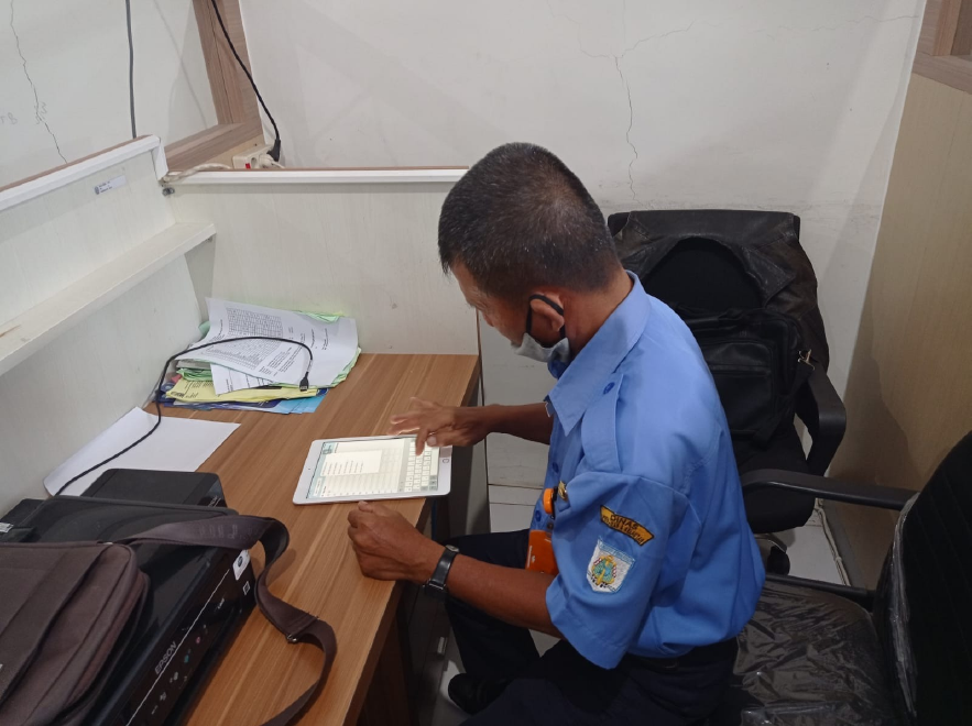 Fisheries officer in the Muncar fishing port conducting regular data entry using the MITC-L application.