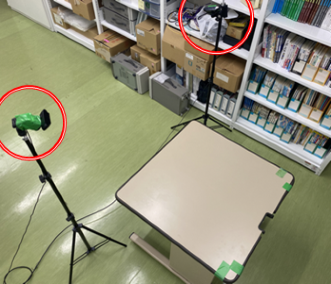 実験で使用した図書室の机A　Desk A in the library used in the experiment.