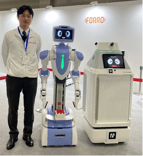 図3　久保様が取り組んでいるロボット（左：久保様，中央：Nyokkey，右：FORRO☆7）