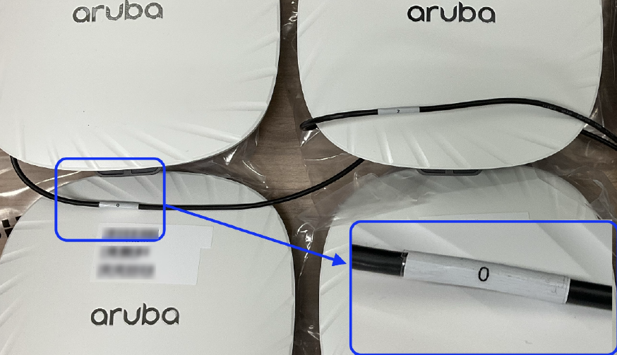 UTPケーブルにポート番号のラベルを貼付　Port number labeling on UTP cable.
