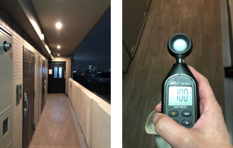 顔認証システムを実際に導入する新築マンションを想定した既築マンションの屋外環境　Outdoor environment of an apartment assuming the newly built apartment where a facial recognition system will actually be installed.