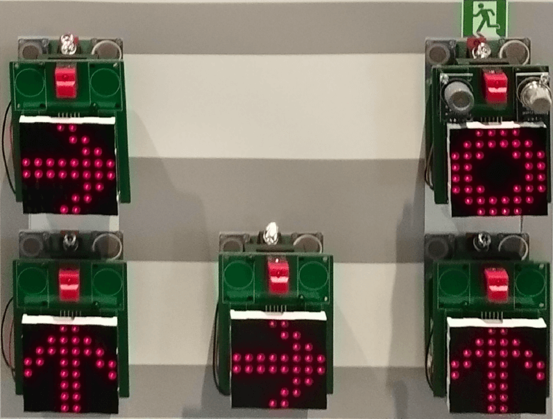 5台並べたセンサノード　Five placed sensor nodes.